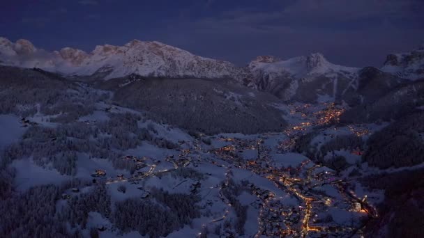 Flyger Över Vackra Vinterskidorten Val Gardena Italien Dolomiterna Skymningen Vacker — Stockvideo