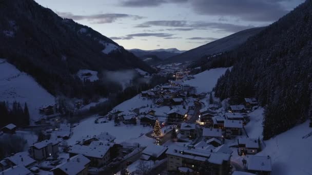 Летючи Над Гарним Зимовим Курортним Містом Валь Гардена Італії Доломіти — стокове відео