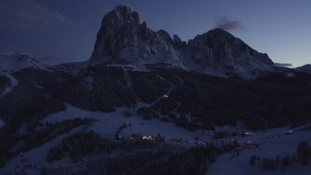 Flyger Över Vackra Vinterskidorten Val Gardena Italien Dolomiterna Skymningen Vacker — Stockvideo