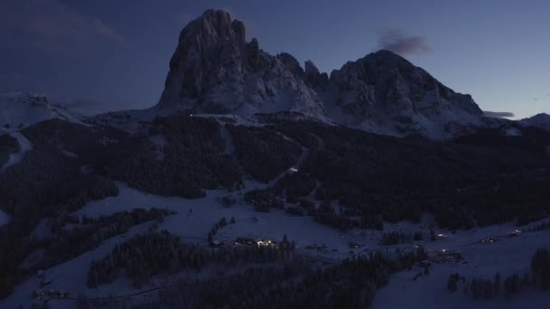 Vliegen Prachtige Wintersportplaats Val Gardena Italië Dolomieten Schemering Prachtige Winterstad — Stockvideo