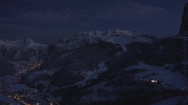 Létání nad krásným zimním lyžařským střediskem Val Gardena v Itálii, Dolomity za soumraku. Krásné zimní město.