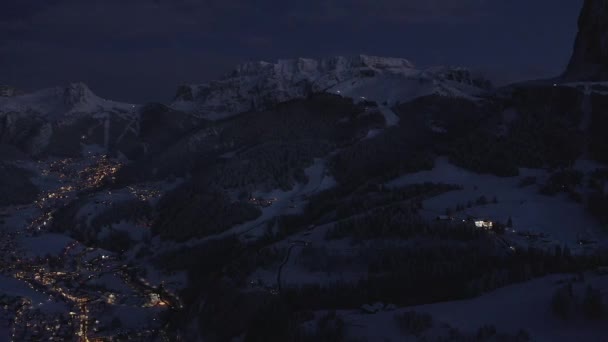 Flyger Över Vackra Vinterskidorten Val Gardena Italien Dolomiterna Skymningen Vacker — Stockvideo