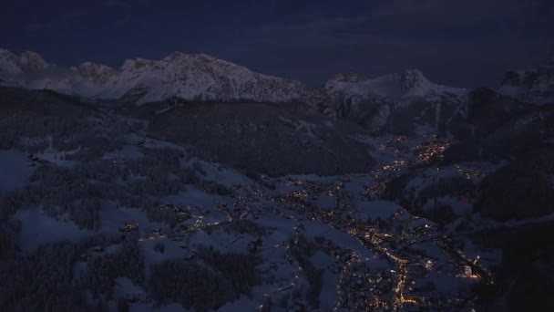 在美丽的冬季滑雪度假胜地意大利瓦尔加德纳镇上空飞行 黄昏时分是白云石 美丽的冬城 — 图库视频影像