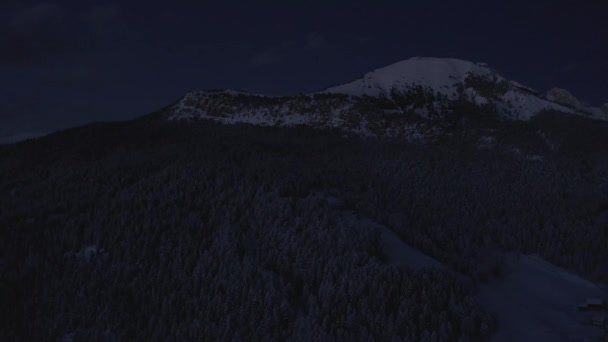 Vliegen Prachtige Wintersportplaats Val Gardena Italië Dolomieten Schemering Prachtige Winterstad — Stockvideo