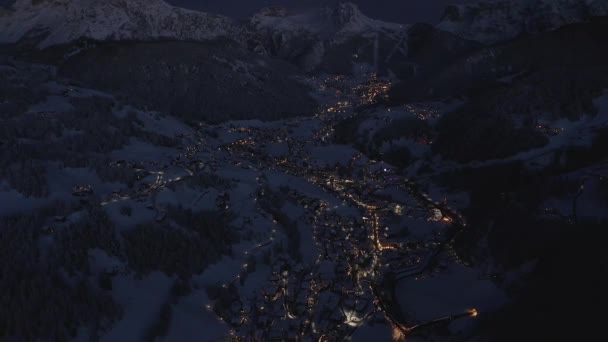 イタリアのヴァル ガーデナの美しい冬のスキーリゾートタウン 夕暮れ時のドロマイトを飛んでください 美しい冬の町 — ストック動画