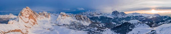Wunderschöner Sonnenuntergang Den Italienischen Alpen Über Den Dolomitenfelsen Luftpanoramablick Der — Stockfoto