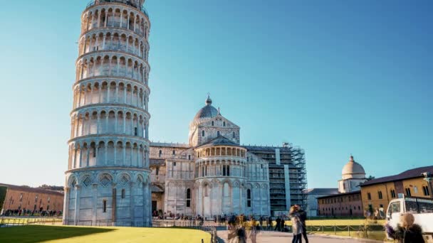 意大利比萨塔的时差视图 人们在塔楼周围拍照 天气晴朗的比萨斜塔 — 图库视频影像