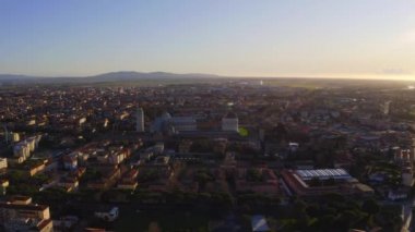 Pisa kulesiyle İtalya 'daki Pisa şehrinin üzerinde uçuyor.