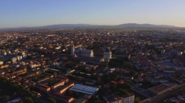 Pisa kulesiyle İtalya 'daki Pisa şehrinin üzerinde uçuyor.
