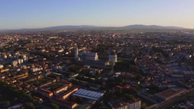 Pisa kulesiyle İtalya 'nın Pisa şehrinin üzerinde Pisa kulesiyle uçuyor..