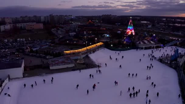 Skridskoåkning Semestern Människor Skridskor Julhelgen Nära Stor Julgran Magisk Semesteranda — Stockvideo