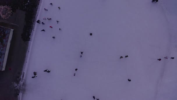 Patinaje Sobre Hielo Durante Las Vacaciones Gente Patina Sobre Hielo — Vídeos de Stock