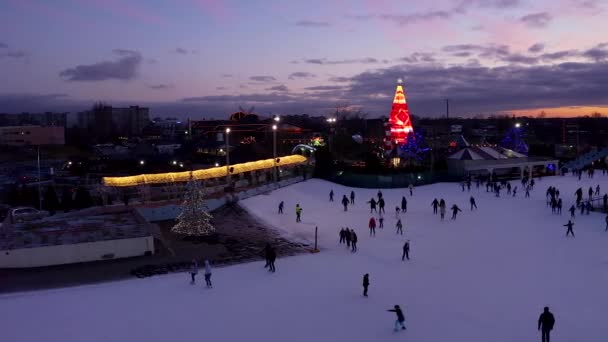 Schaatsen Tijdens Feestdagen Mensen Schaatsen Tijdens Kerstvakantie Buurt Van Een — Stockvideo