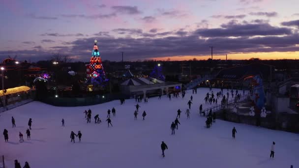 Schaatsen Tijdens Feestdagen Mensen Schaatsen Tijdens Kerstvakantie Buurt Van Een — Stockvideo