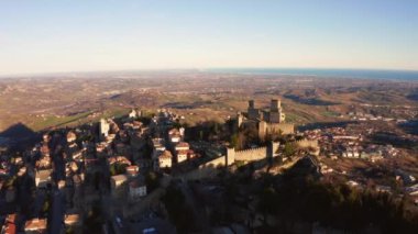 Sabah günbatımında San Marino 'daki Monte Titano / San Marino' nun hava görüntüsü. Eski San Marino kasabasının yakınındaki tepenin üstünde güzel bir kale..