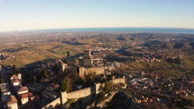 Sabah günbatımında San Marino 'daki Monte Titano / San Marino' nun hava görüntüsü. Eski San Marino kasabasının yakınındaki tepenin üstünde güzel bir kale..
