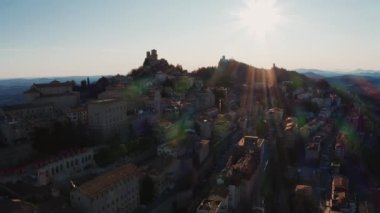 Sabah günbatımında San Marino 'daki Monte Titano / San Marino' nun hava görüntüsü. Eski San Marino kasabasının yakınındaki tepenin üstünde güzel bir kale..