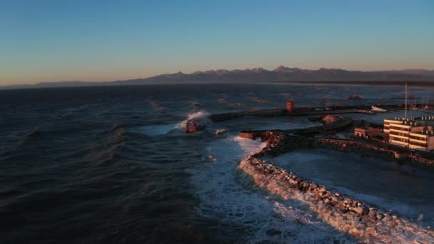 Atardecer Mágico Con Enormes Olas Sobre Mar Mediterráneo Cerca Costa — Vídeo de stock