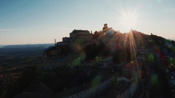 早上日落时在圣马力诺的Titano San Marino山的空中景观 圣马利诺老城附近山顶上美丽的城堡 — 图库视频影像