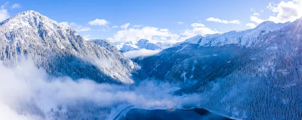 Zauberhafter Schweizer Wintersee Inmitten Der Alpen Umgeben Von Schneebedecktem Zauberwald — Stockfoto