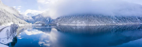 Zauberhafter Schweizer Wintersee Inmitten Der Alpen Umgeben Von Schneebedecktem Zauberwald — Stockfoto