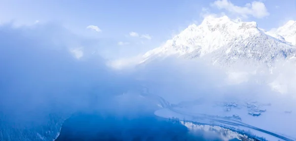Zauberhafter Schweizer Wintersee Inmitten Der Alpen Umgeben Von Schneebedecktem Zauberwald — Stockfoto