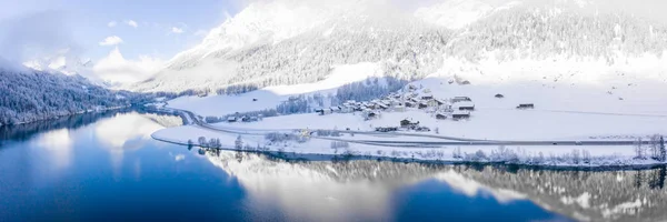 Magiczne Jezioro Zimowe Szwajcaria Środku Alp Otoczone Magicznym Lasem Pokrytym — Zdjęcie stockowe