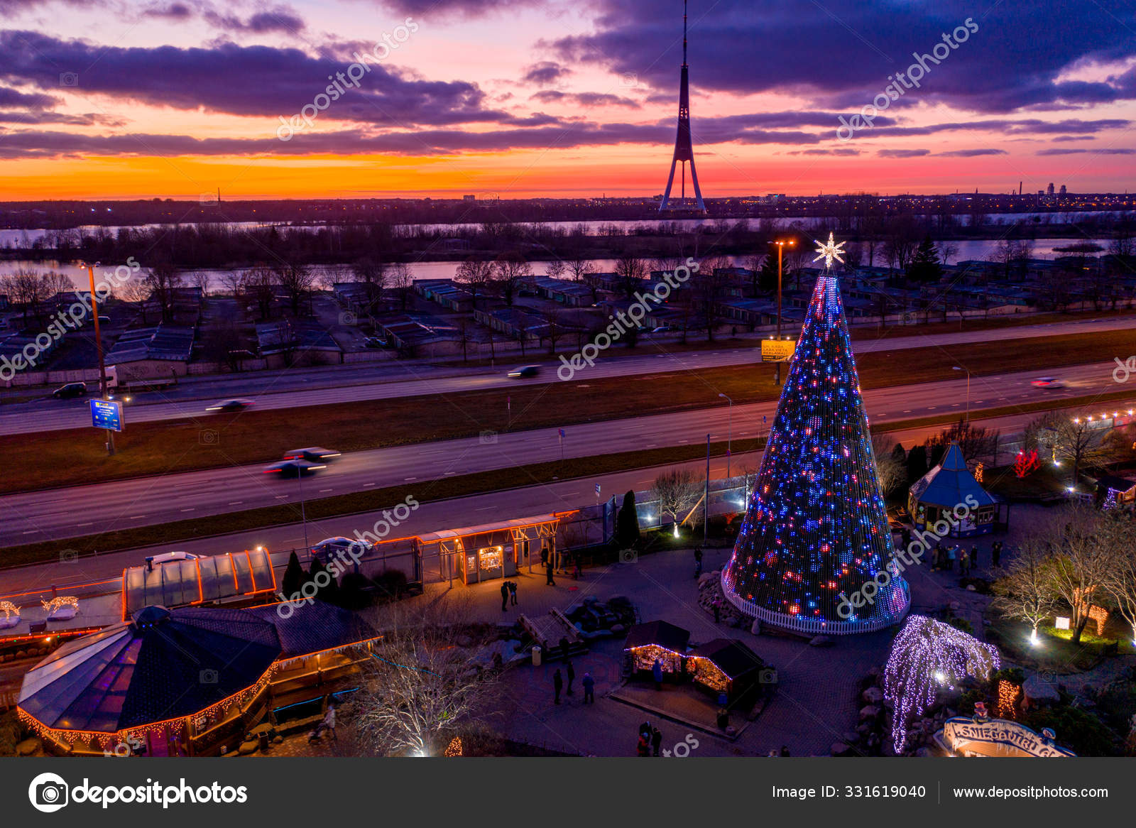 Der Größte Und Schönste Weihnachtsbaum Europas Befindet Sich Riga