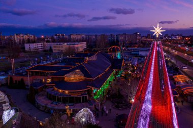Riga, Letonya 'daki Avrupa' nın en büyük ve en güzel Noel ağacı. Noel ağacının güzel gece manzarası ve insanlar yeni yılı kutluyor..