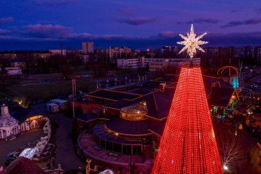 Riga, Letonya 'daki Avrupa' nın en büyük ve en güzel Noel ağacı. Noel ağacının güzel gece manzarası ve insanlar yeni yılı kutluyor..