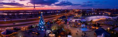 Riga, Letonya 'daki Avrupa' nın en büyük ve en güzel Noel ağacı. Noel ağacının güzel gece manzarası ve insanlar yeni yılı kutluyor..