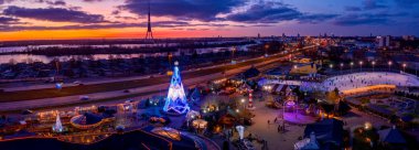 Riga, Letonya 'daki Avrupa' nın en büyük ve en güzel Noel ağacı. Noel ağacının güzel gece manzarası ve insanlar yeni yılı kutluyor..