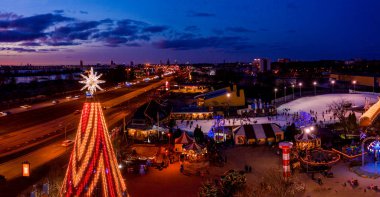 Riga, Letonya 'daki Avrupa' nın en büyük ve en güzel Noel ağacı. Noel ağacının güzel gece manzarası ve insanlar yeni yılı kutluyor..