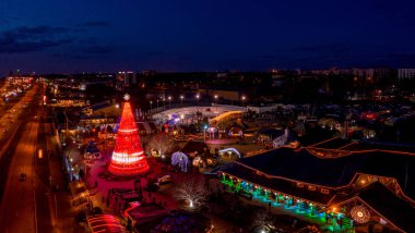 Riga, Letonya 'daki Avrupa' nın en büyük ve en güzel Noel ağacı. Noel ağacının güzel gece manzarası ve insanlar yeni yılı kutluyor..