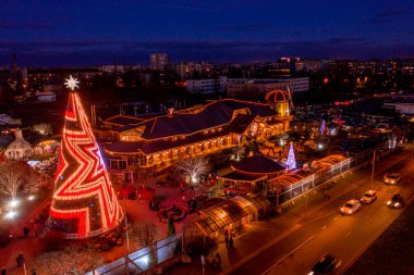 Riga, Letonya 'daki Avrupa' nın en büyük ve en güzel Noel ağacı. Noel ağacının güzel gece manzarası ve insanlar yeni yılı kutluyor..