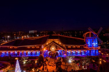 Riga, Letonya 'daki Avrupa' nın en büyük ve en güzel Noel ağacı. Noel ağacının güzel gece manzarası ve insanlar yeni yılı kutluyor..