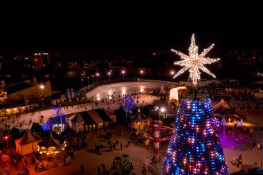 Riga, Letonya 'daki Avrupa' nın en büyük ve en güzel Noel ağacı. Noel ağacının güzel gece manzarası ve insanlar yeni yılı kutluyor..