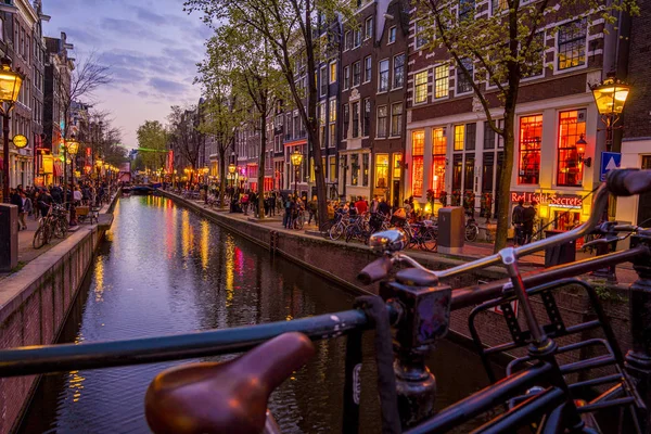荷兰阿姆斯特丹 2019年6月10日 阿姆斯特丹市的天际线日落时间是在荷兰阿姆斯特丹的运河海滨 时间是4K 自行车在前沿阵地上 — 图库照片