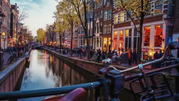 Amsterdam City Skyline Purple Sunset Canal Waterfront Amsterdam Netherlands Bicycle — 图库视频影像