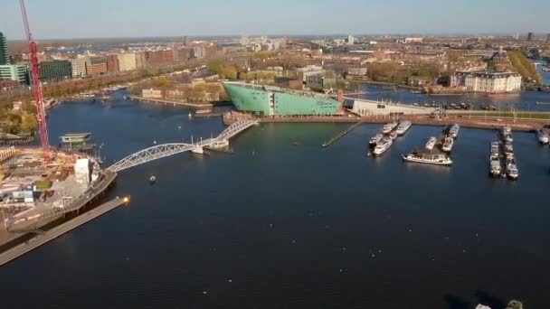 Luftaufnahme Der Nemo Stählernen Fußgängerbrücke Über Einen Kanal Amsterdam Blick — Stockvideo