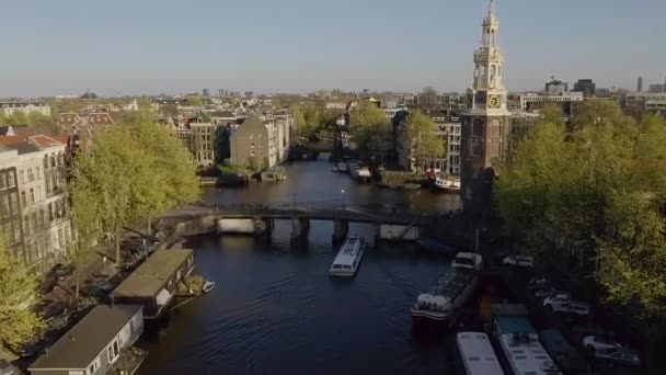 Амстердам Нидерланды Вид Дрона Церковь Вестерк Узкий Канал Мостами Движением — стоковое видео