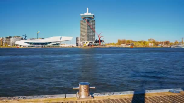 位于阿姆斯特丹运河对岸的运河眼电影博物馆的时差视图 有许多船穿过运河 — 图库视频影像