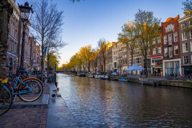Amsterdam, Hollanda. 10 Mayıs 2019. Hollanda, Amsterdam 'daki Canal rıhtımında şehrin ufuk çizgisi. Amsterdam 'da güzel bir yaz. 