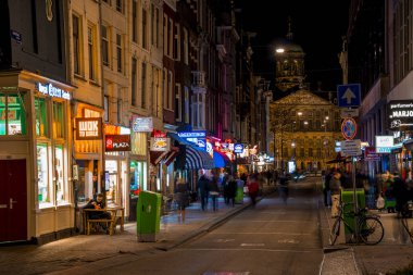 Amsterdam, Hollanda. 10 Mayıs 2019. Amsterdam 'daki Baraj Meydanı' nın güzel manzarası. Şehrin tarihi merkeziymiş ve Kraliyet Sarayı 'nda insanlar koşuşturuyormuş..