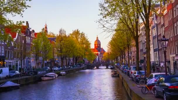 Piękny Przemijający Czas Widok Miasto Amsterdam Wąskimi Kanałami Łodzie Przepływające — Wideo stockowe