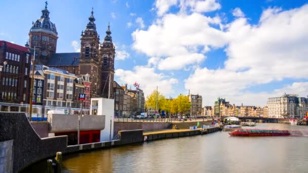 Schöne Zeitraffer Ansicht Der Stadt Amsterdam Mit Engen Kanälen Booten — Stockvideo