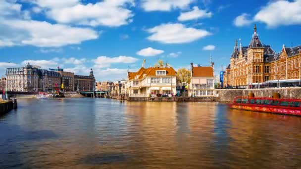 Prachtig Uitzicht Stad Amsterdam Met Smalle Grachten Bootjes Die Door — Stockvideo