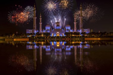 Şeyh Zayed Büyük Camii 'nin, Abu Dabi' nin, Birleşik Arap Emirlikleri 'nin günbatımında ve alacakaranlıkta büyüleyici günbatımı manzarası. Dünyanın en büyük üçüncü camii. Gündüzden geceye geçiş. 