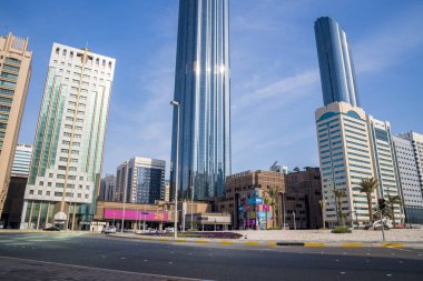 01 Mayıs 2019. Uae. Abu Dabi sokaklarının gökdelenlerle çevrili hava manzarası..