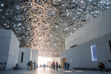 Ocak 02, 2020. Uae. Louvre Abu Dabi iç tasarımının güzel manzarası, 30 yıllık bir sanat ve medeniyet müzesi.